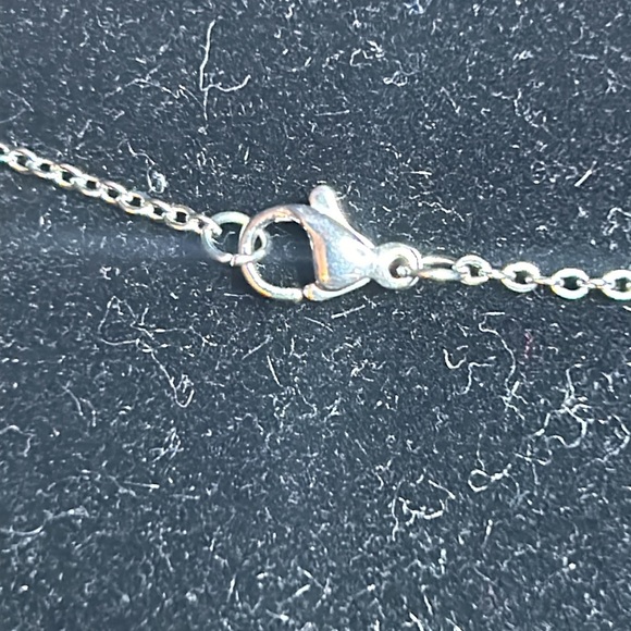 Skeleton hand with rose pendant - Picture 4 of 6